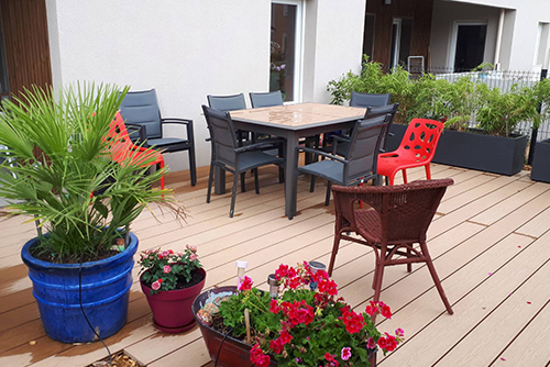 Très esthétique, facile d'entretien et simple à poser, optez pour une terrasse en platelage bois.