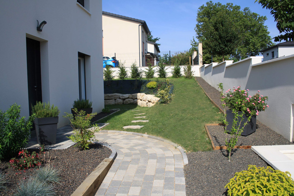 Paysagiste dans l'Ain et le Rhône, nous créons votre jardin à Sathonay-Village.
