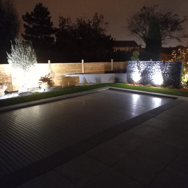 Installez un éclairage extérieur et profitez de votre jardin même de nuit.